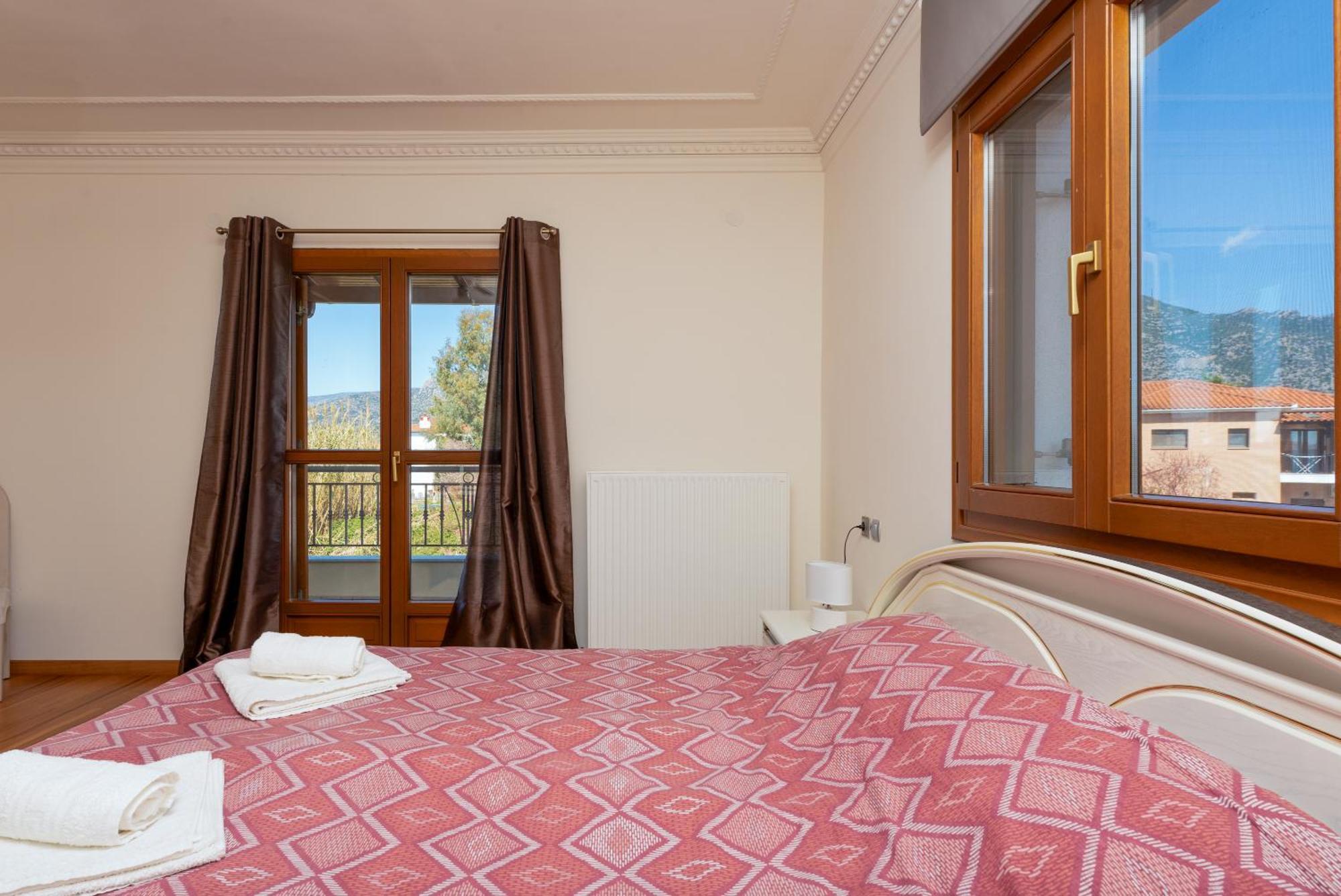 Christina's Twin Palm Trees House Agria